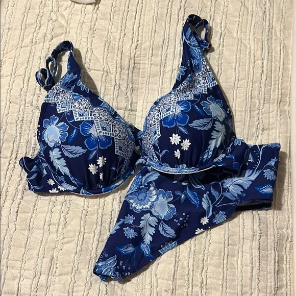 NWT Cupshe Blue and White Floral Bikini Set - Picture 3 of 12
